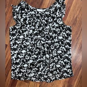 Lightweight blouse with button and ruffle detailing